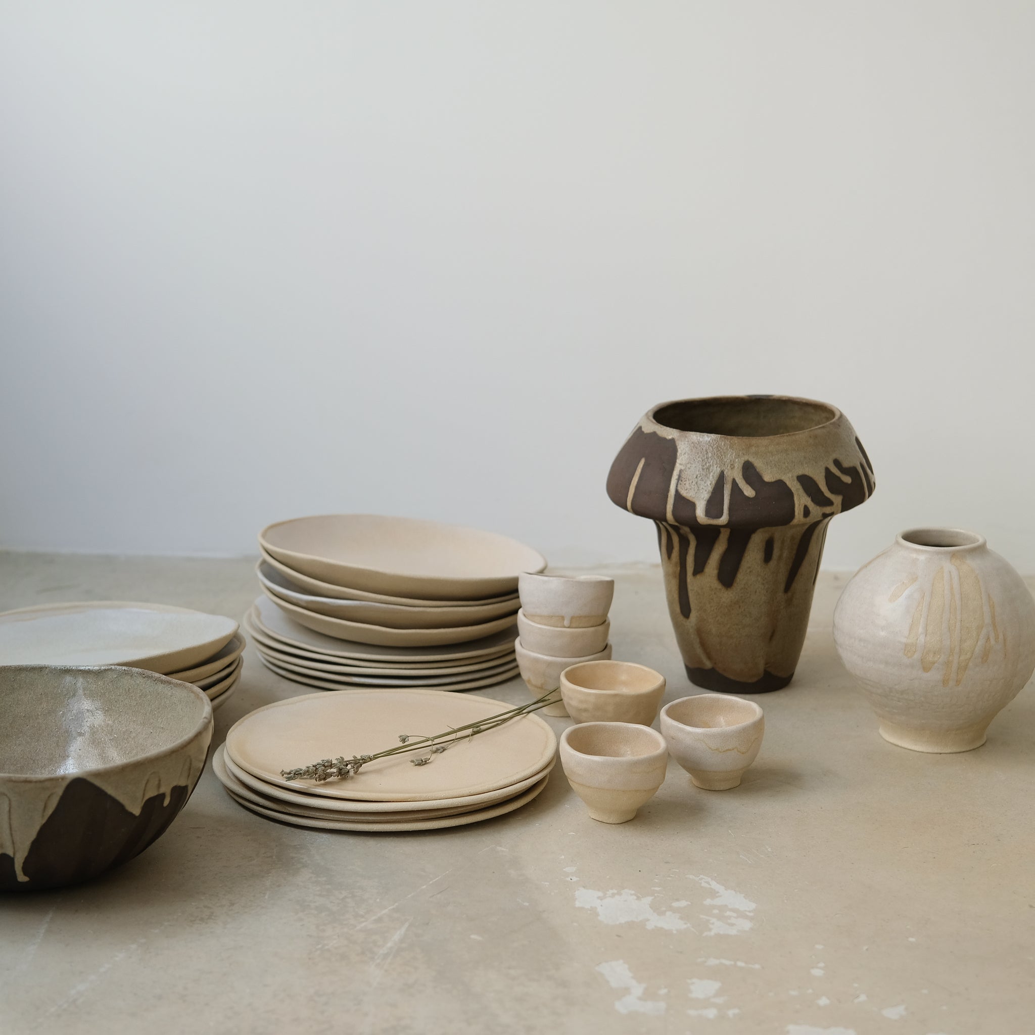 Assiette en grès rose par la céramiste Hélène Maury chez Brutal Ceramics