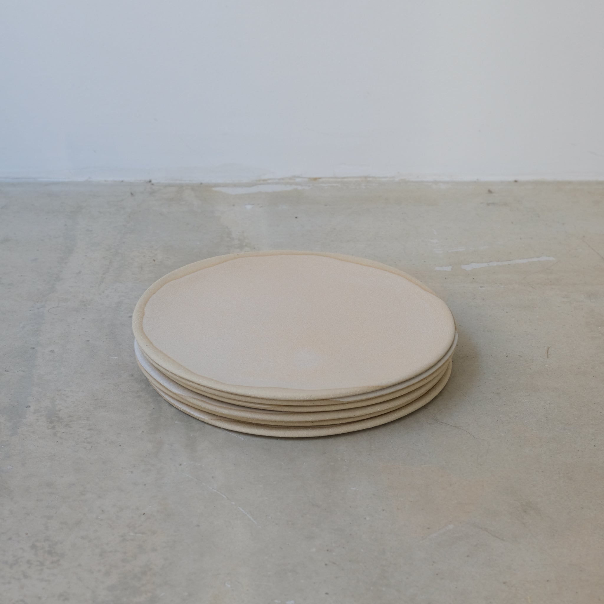 Assiette en grès rose par la céramiste Hélène Maury chez Brutal Ceramics