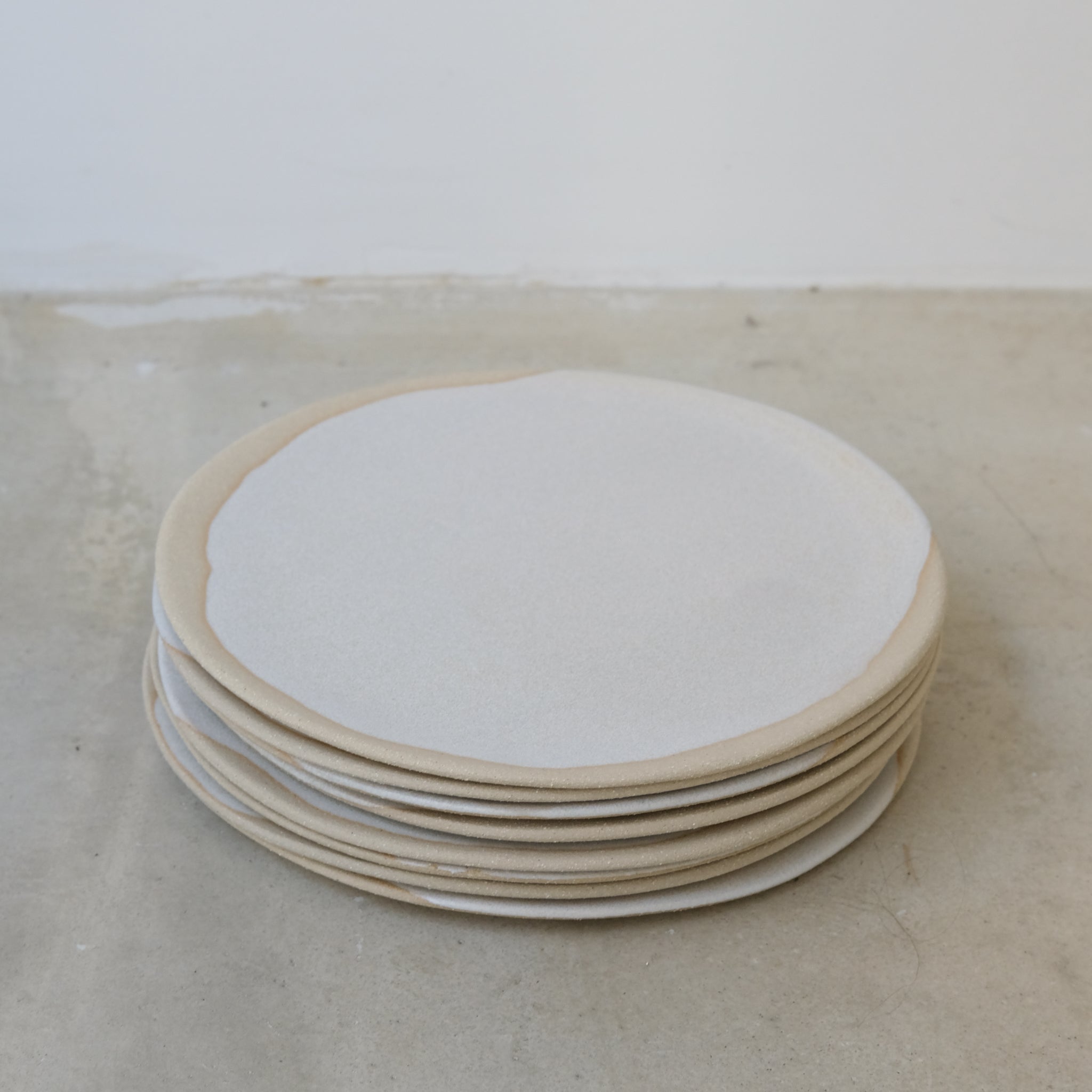Assiette en grès blanc par la céramiste Hélène Maury chez Brutal Ceramics