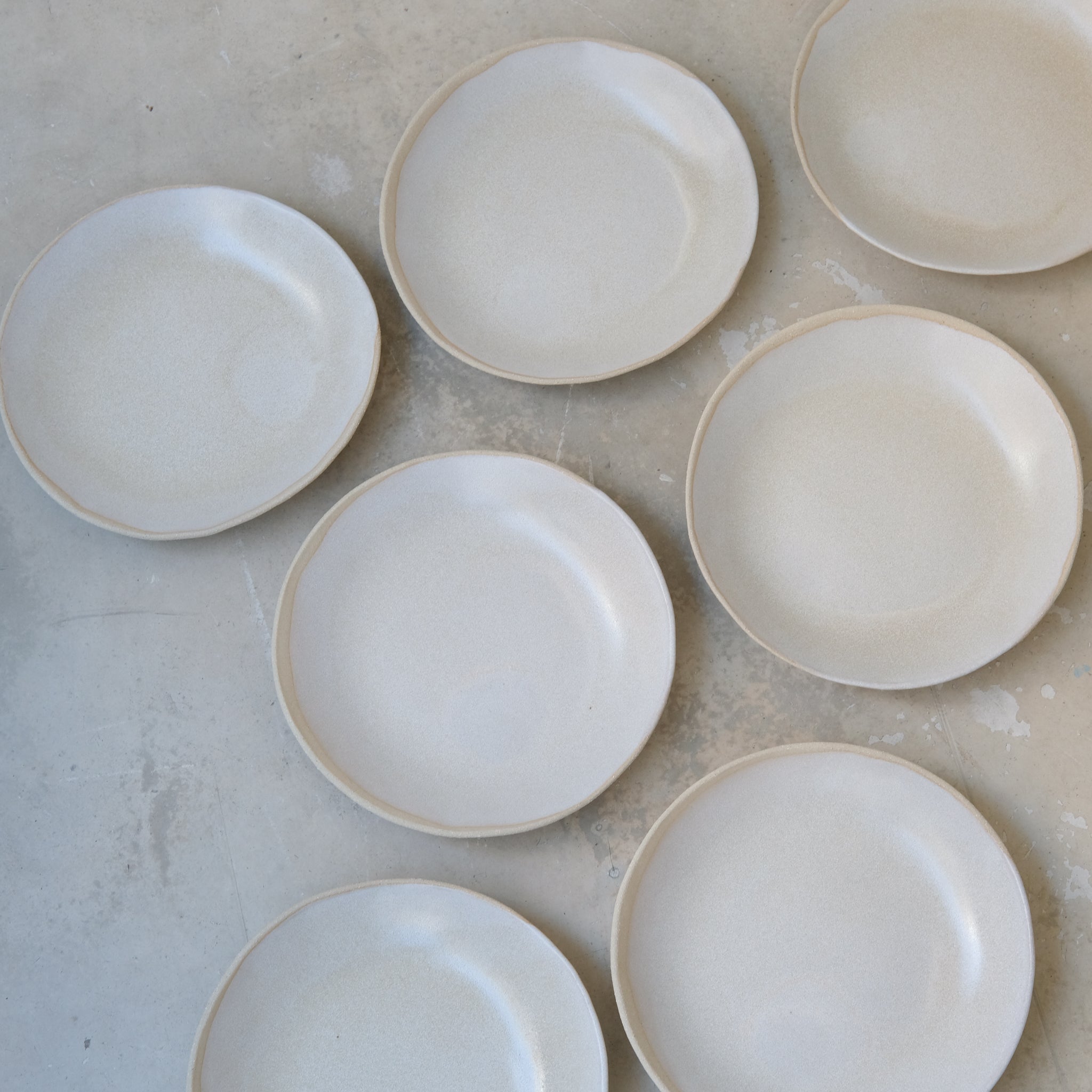 Assiette creuse blanc crème par la céramiste Hélène Maury chez Brutal Ceramics