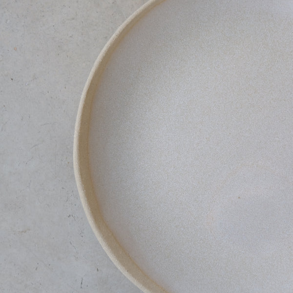 Assiette creuse blanc crème par la céramiste Hélène Maury chez Brutal Ceramics