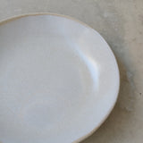 Assiette creuse blanc crème par la céramiste Hélène Maury chez Brutal Ceramics
