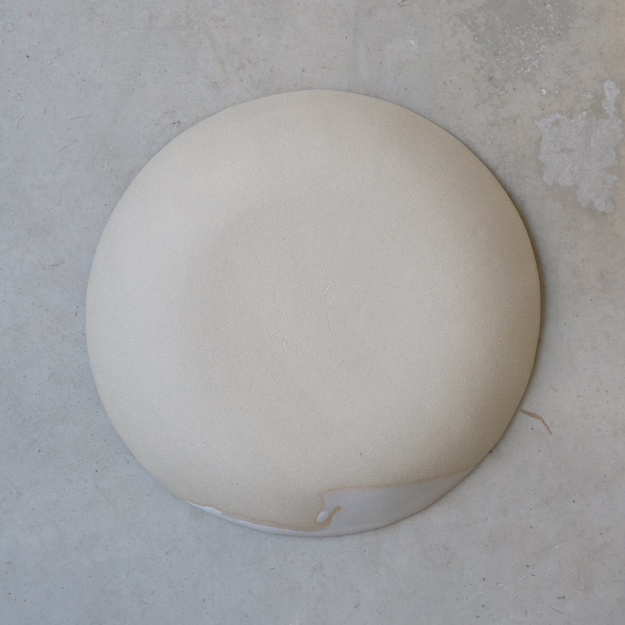 Assiette creuse blanc crème par la céramiste Hélène Maury chez Brutal Ceramics