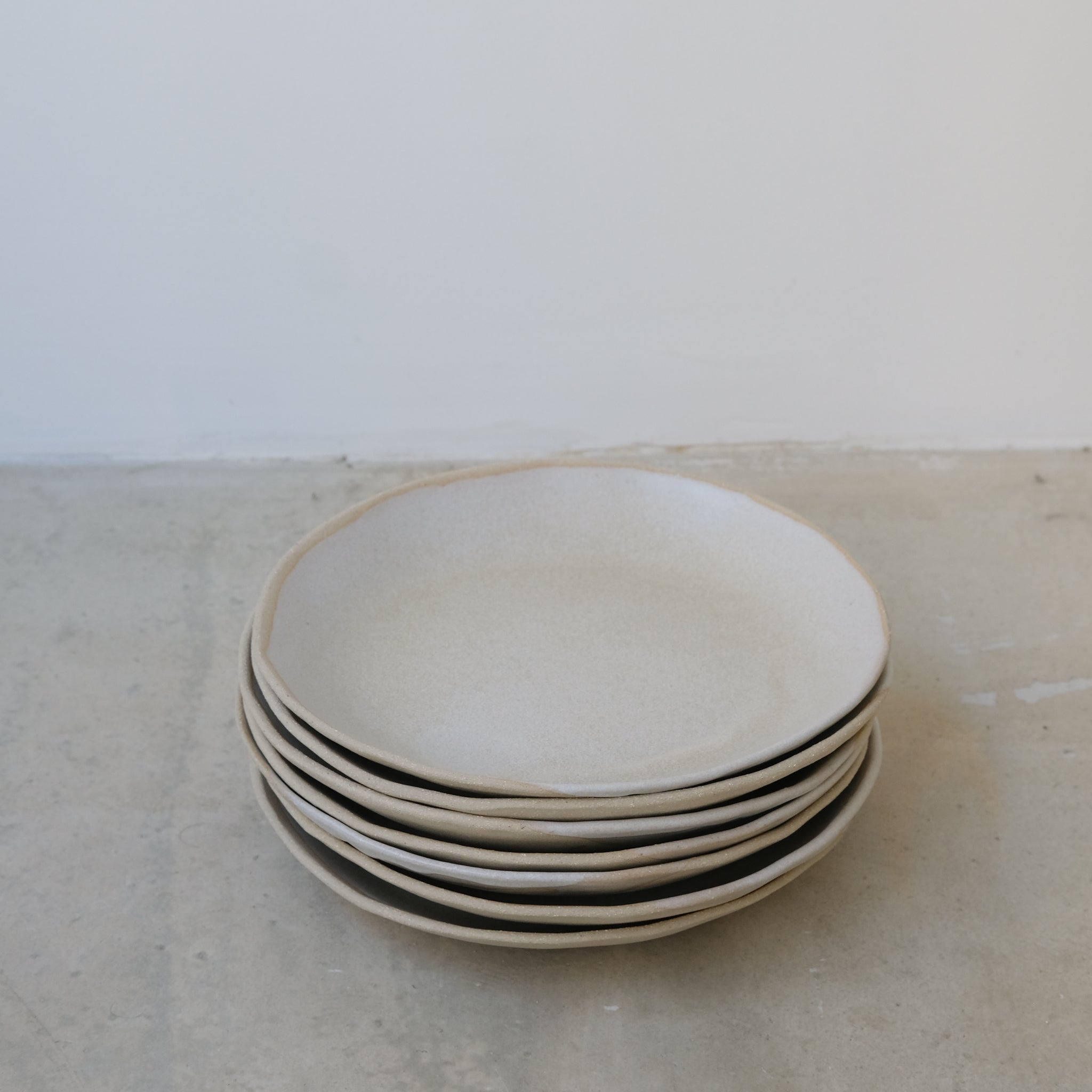 Assiette creuse blanc crème par la céramiste Hélène Maury chez Brutal Ceramics