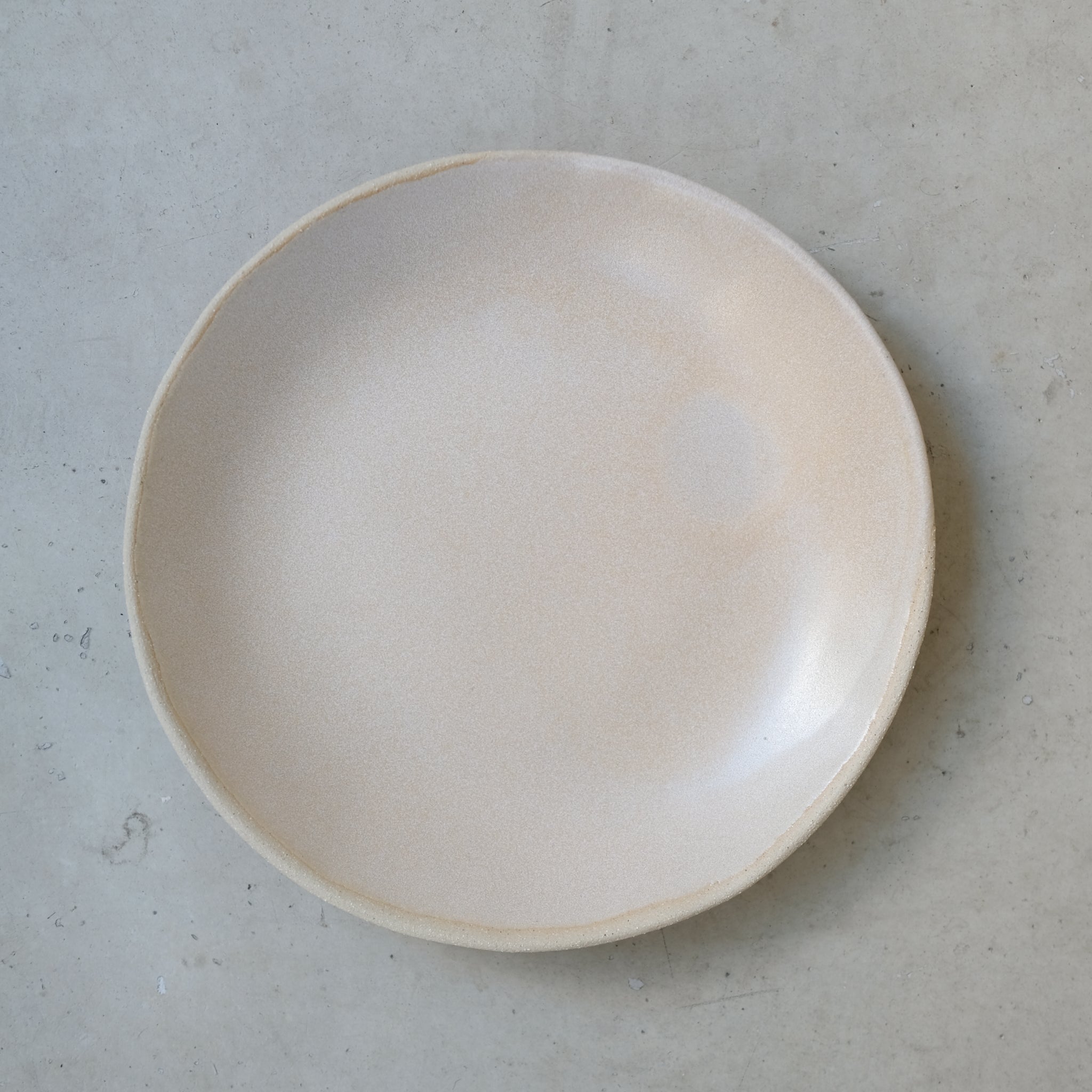 Assiette creuse beige rose par la céramiste Hélène Maury chez Brutal Ceramics