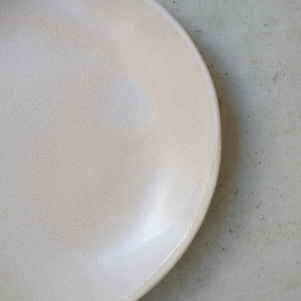 Assiette creuse beige rose par la céramiste Hélène Maury chez Brutal Ceramics