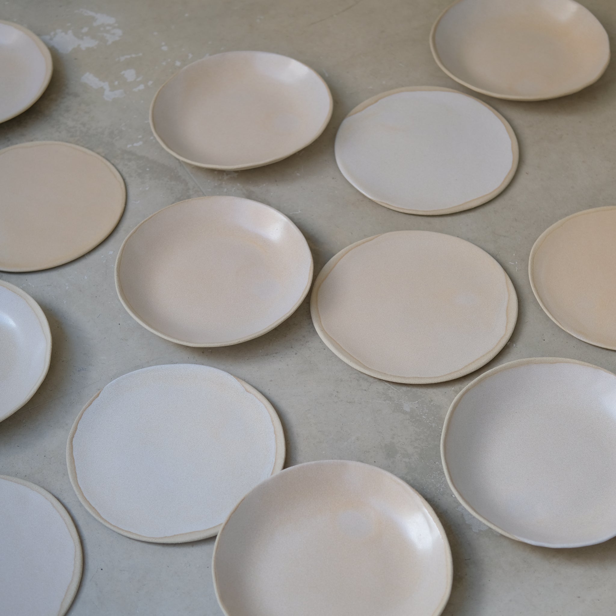 Assiette creuse beige rose par la céramiste Hélène Maury chez Brutal Ceramics
