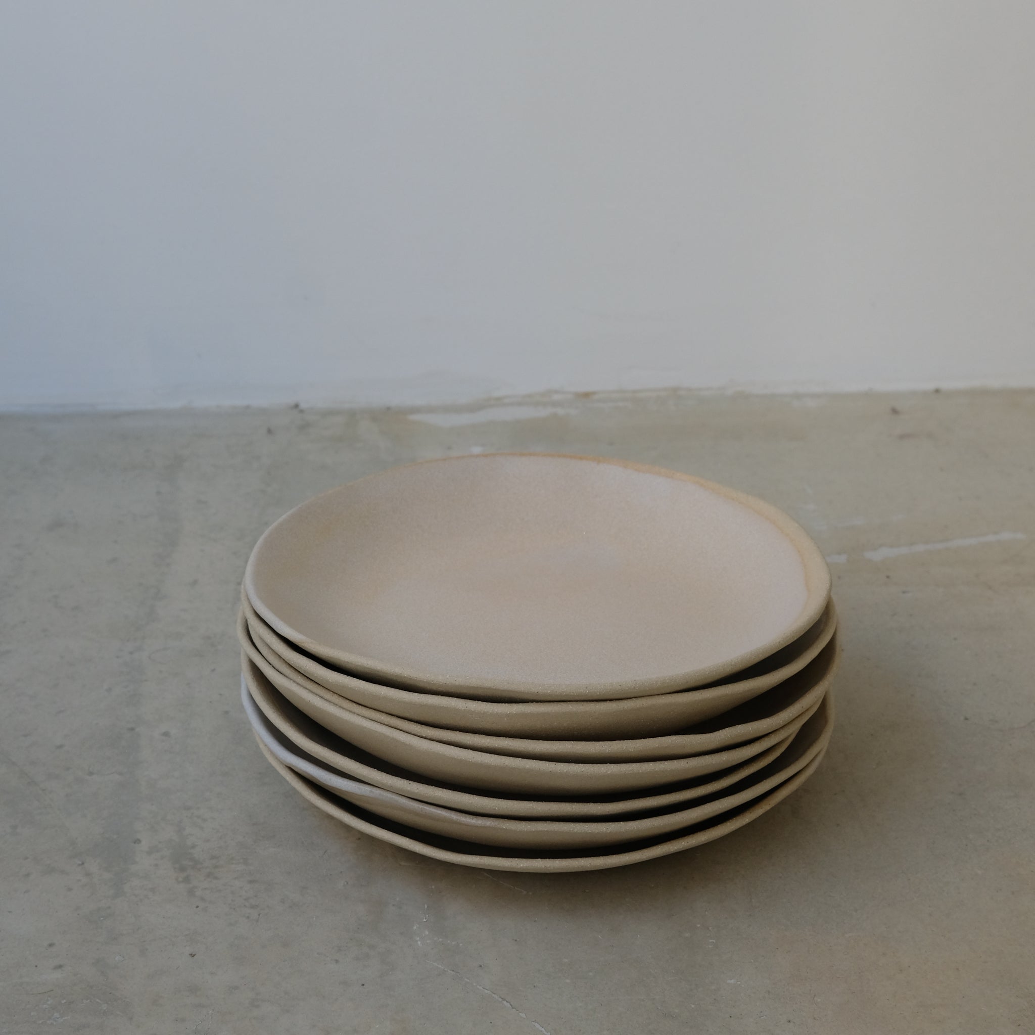 Assiette creuse beige rose par la céramiste Hélène Maury chez Brutal Ceramics