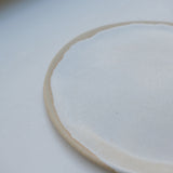 Assiette en grès blanc par la céramiste Hélène Maury chez Brutal Ceramics