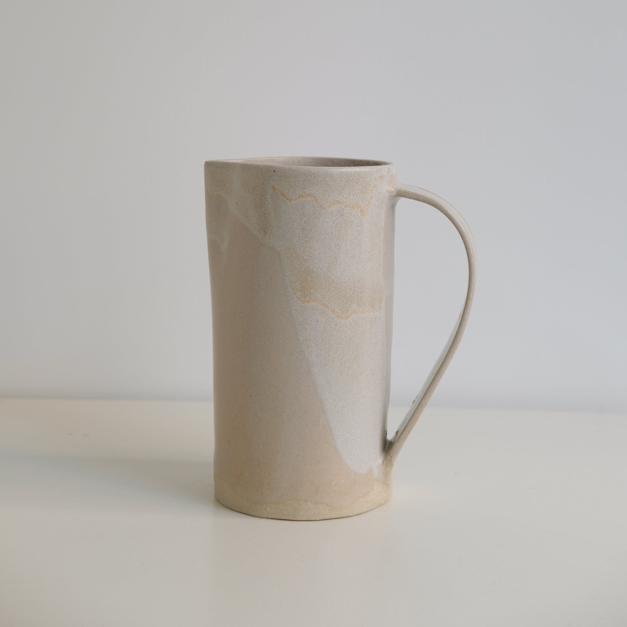 Pichet 1L beige par la céramiste Hélène Maury chez Brutal Ceramics