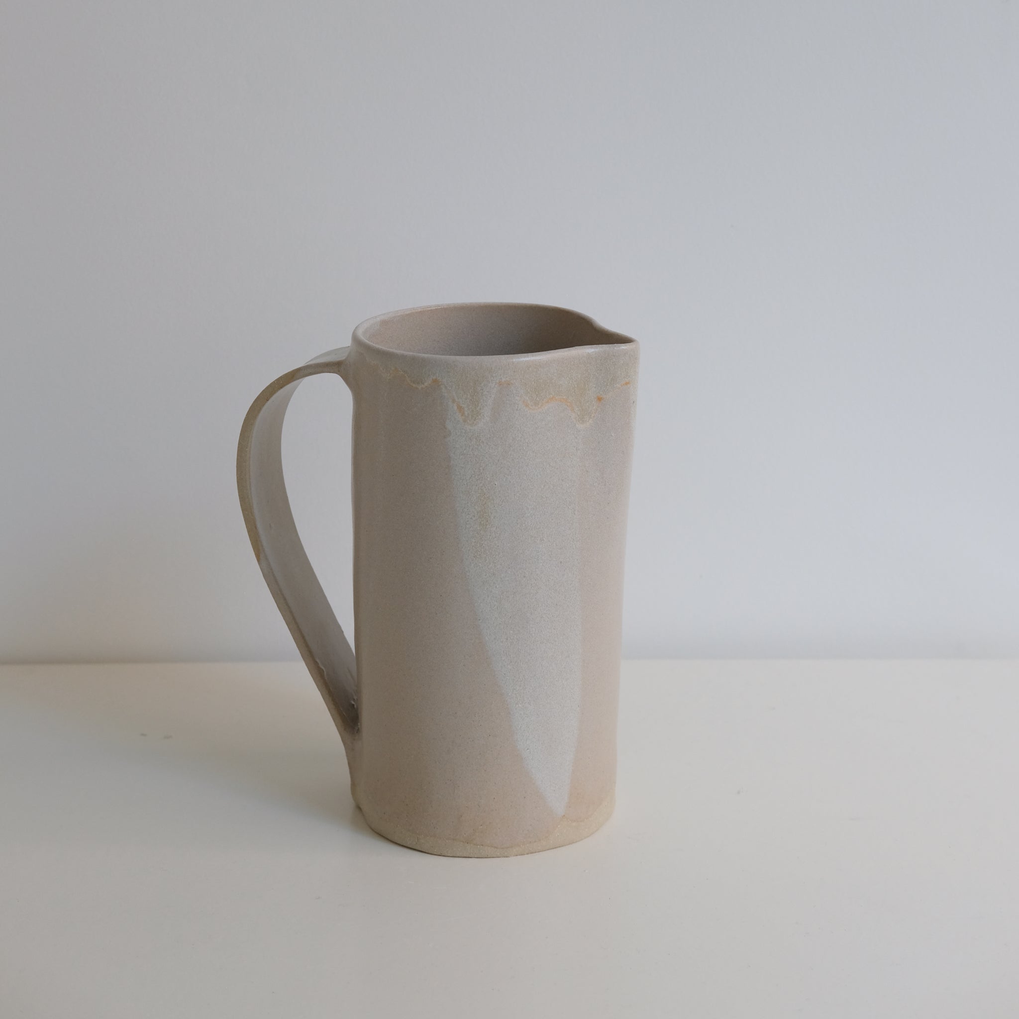 Pichet 1L beige par la céramiste Hélène Maury chez Brutal Ceramics