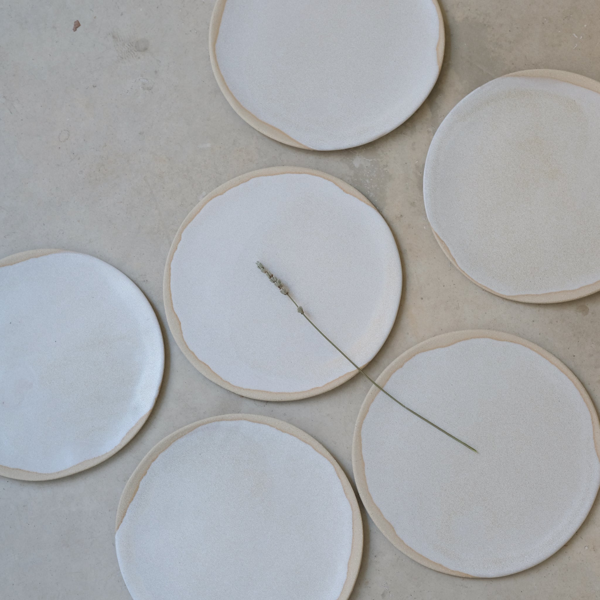 Assiette en grès blanc par la céramiste Hélène Maury chez Brutal Ceramics