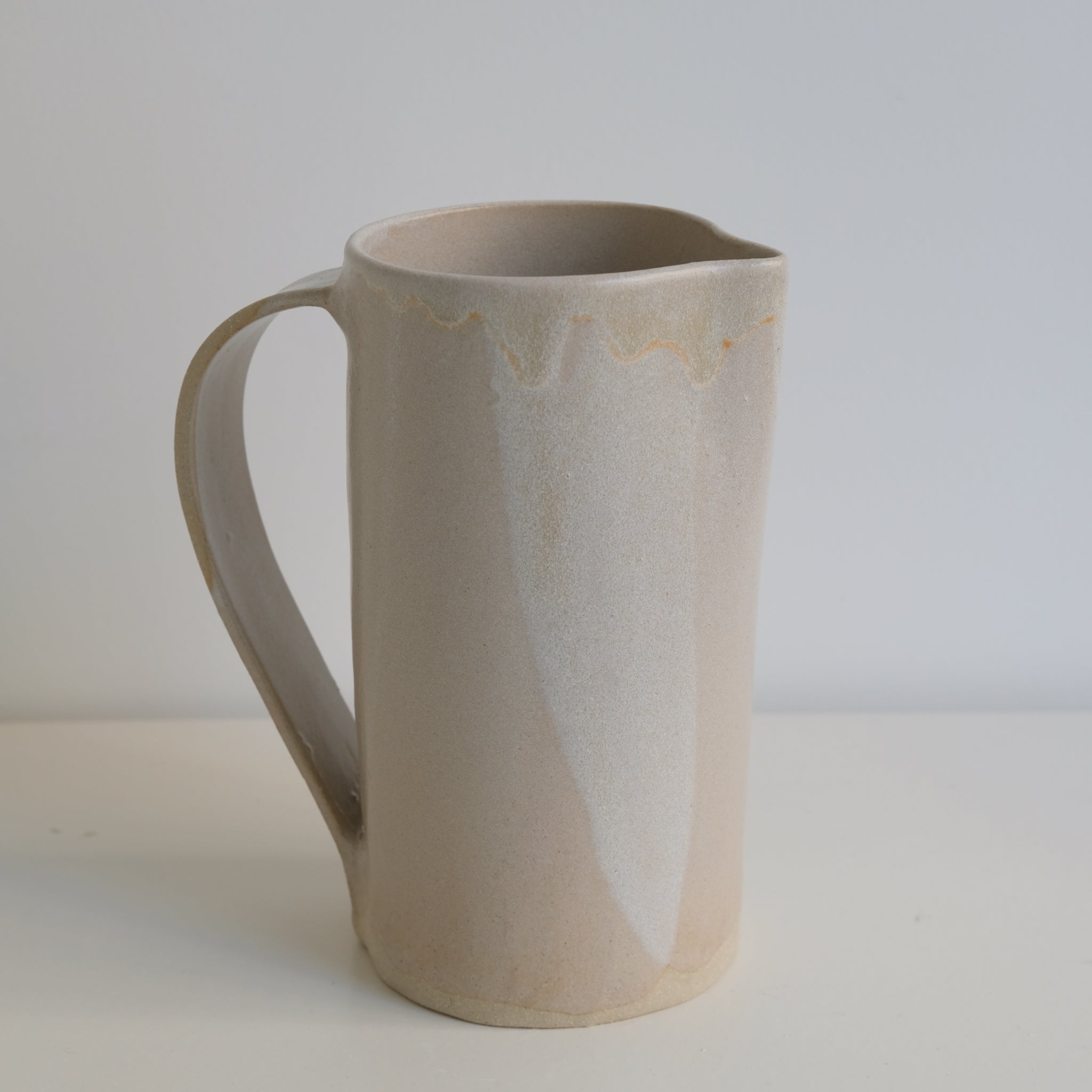 Pichet 1L beige par la céramiste Hélène Maury chez Brutal Ceramics