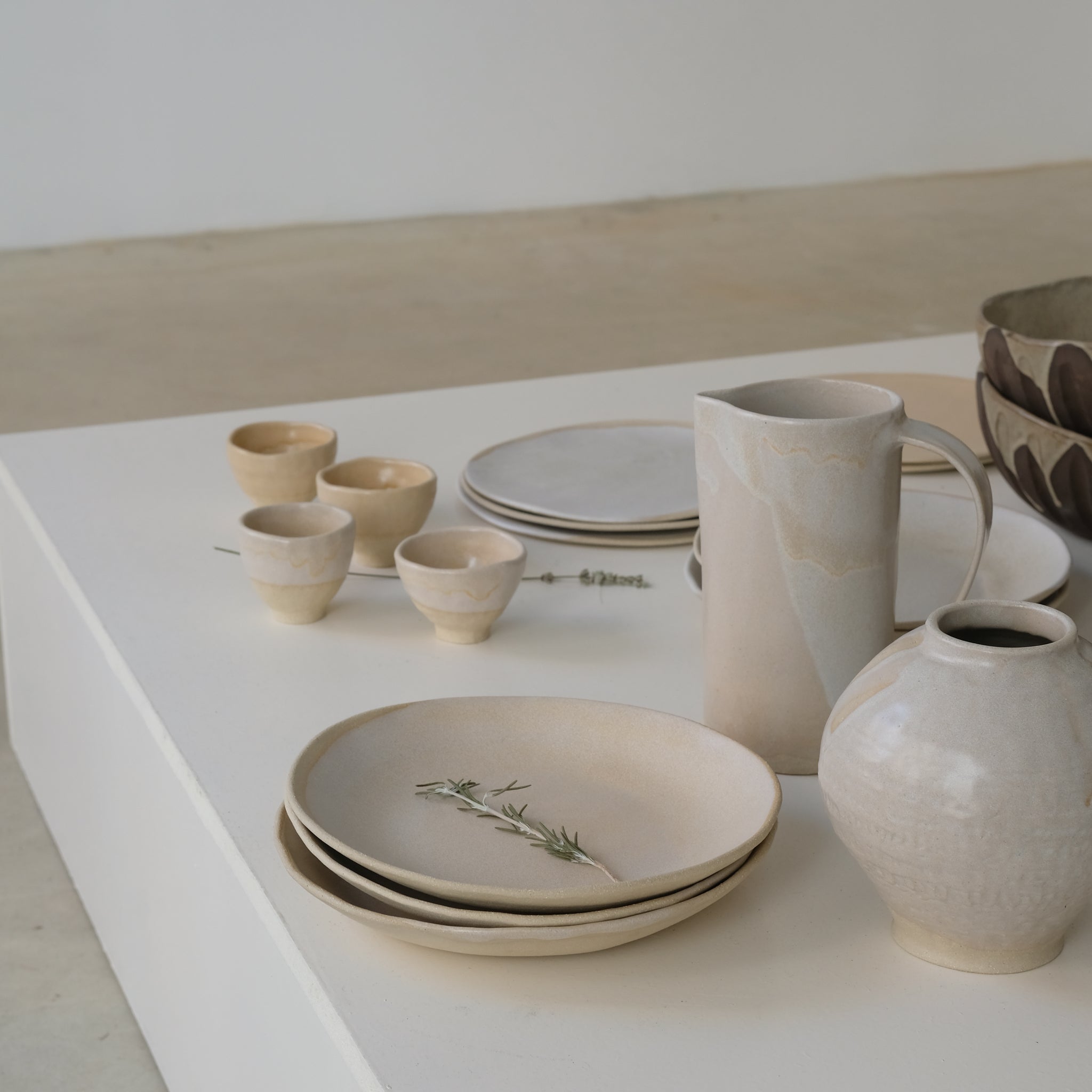 Pichet 1L beige par la céramiste Hélène Maury chez Brutal Ceramics