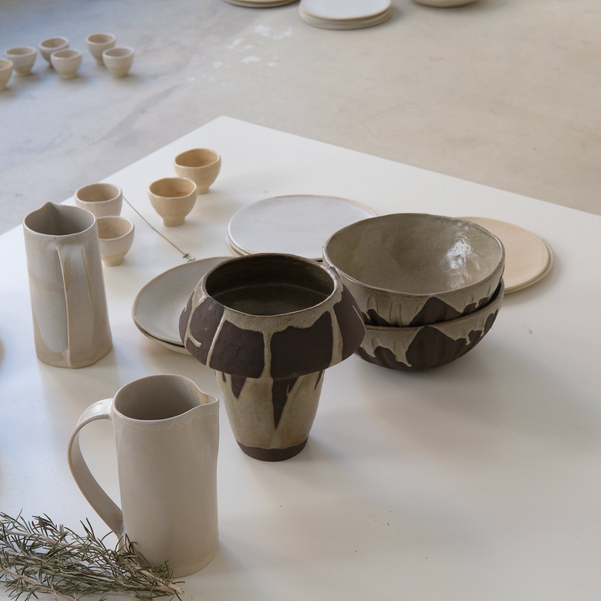 Saladier en grès par la céramiste Hélène Maury chez Brutal Ceramics