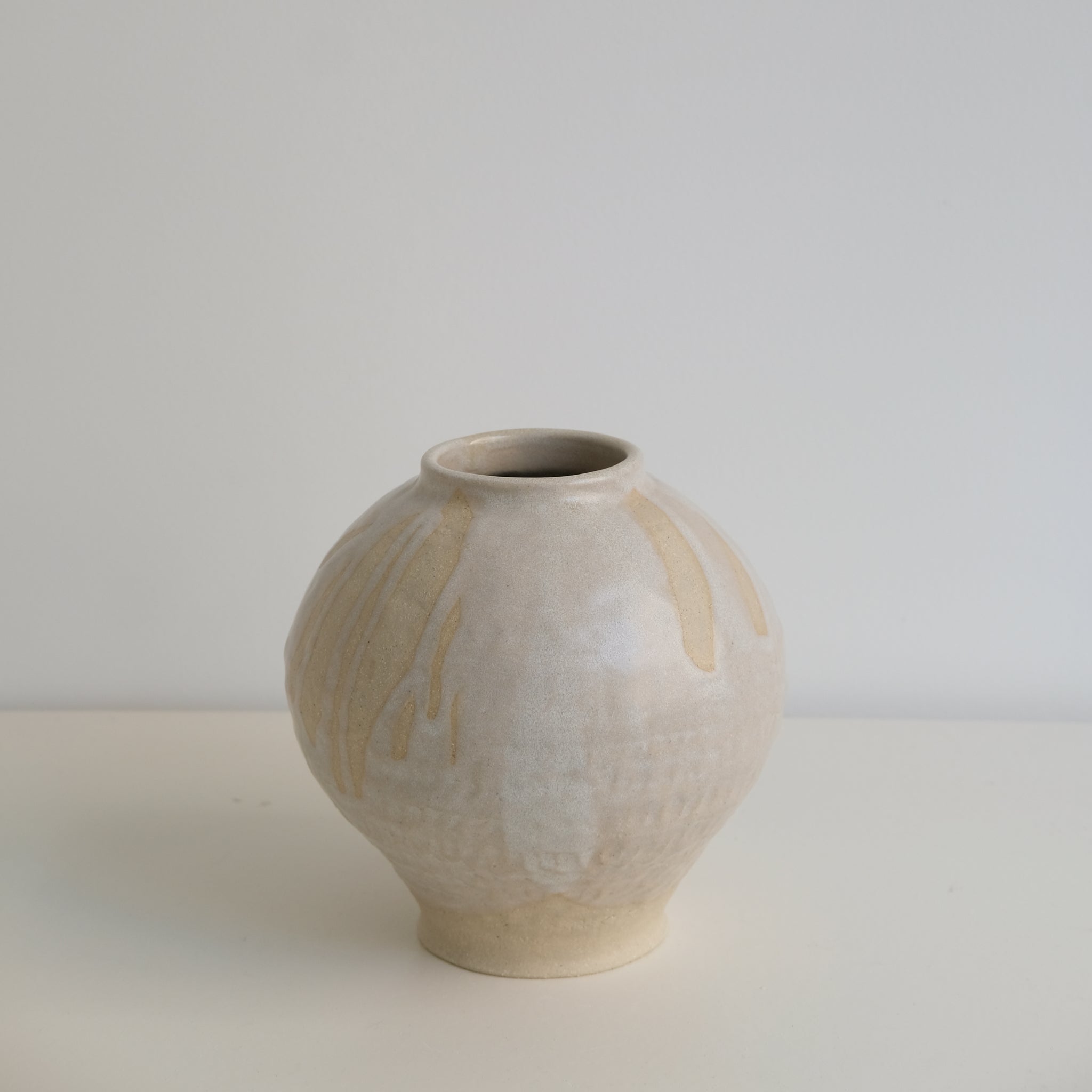 Vase Boule en grès par la céramiste Hélène Maury chez Brutal Ceramics