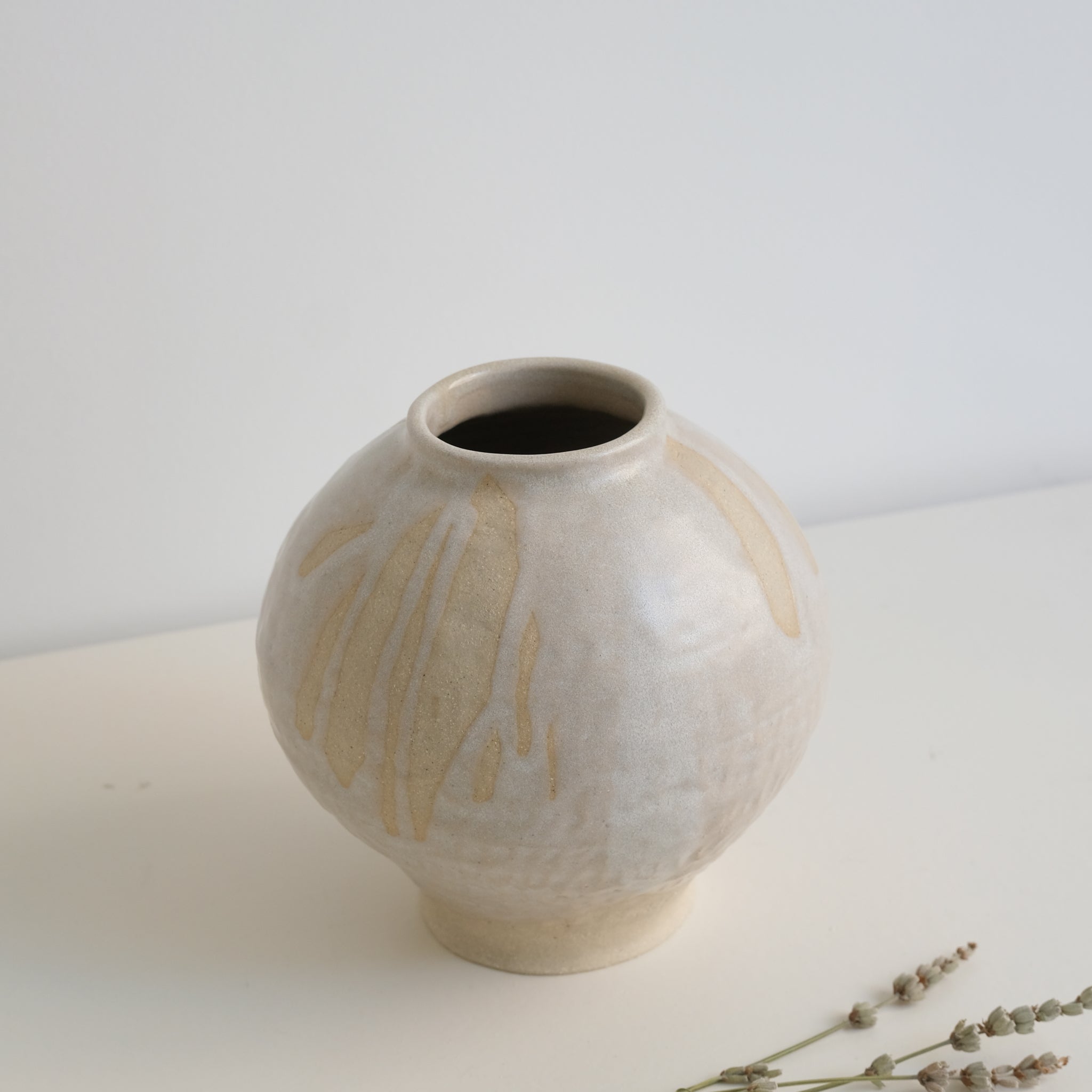 Vase Boule en grès par la céramiste Hélène Maury chez Brutal Ceramics