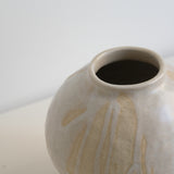 Vase Boule en grès par la céramiste Hélène Maury chez Brutal Ceramics