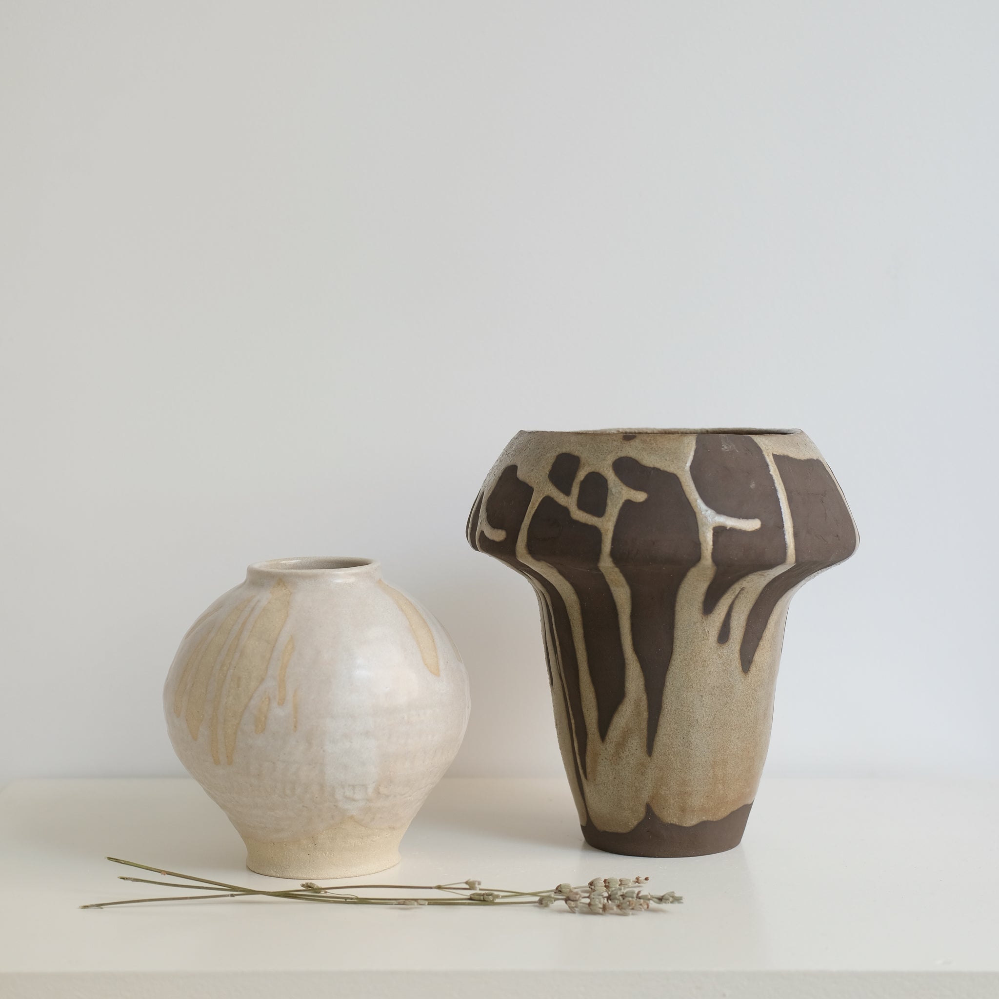 Vase en grès brun par la céramiste Hélène Maury chez Brutal Ceramics