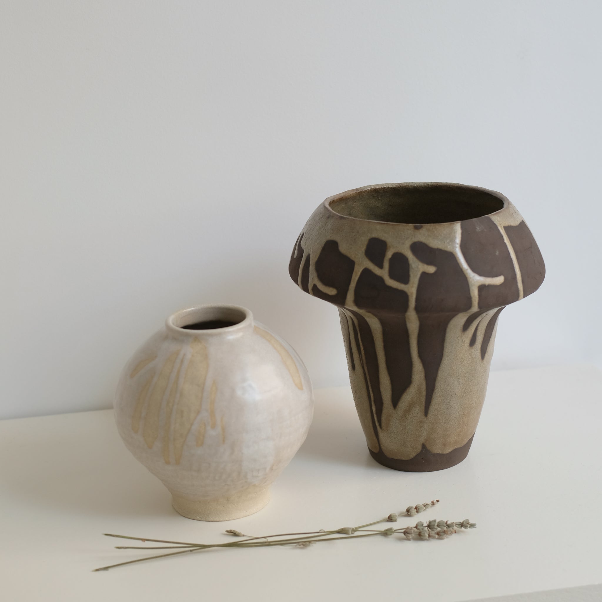 Vase Boule en grès par la céramiste Hélène Maury chez Brutal Ceramics