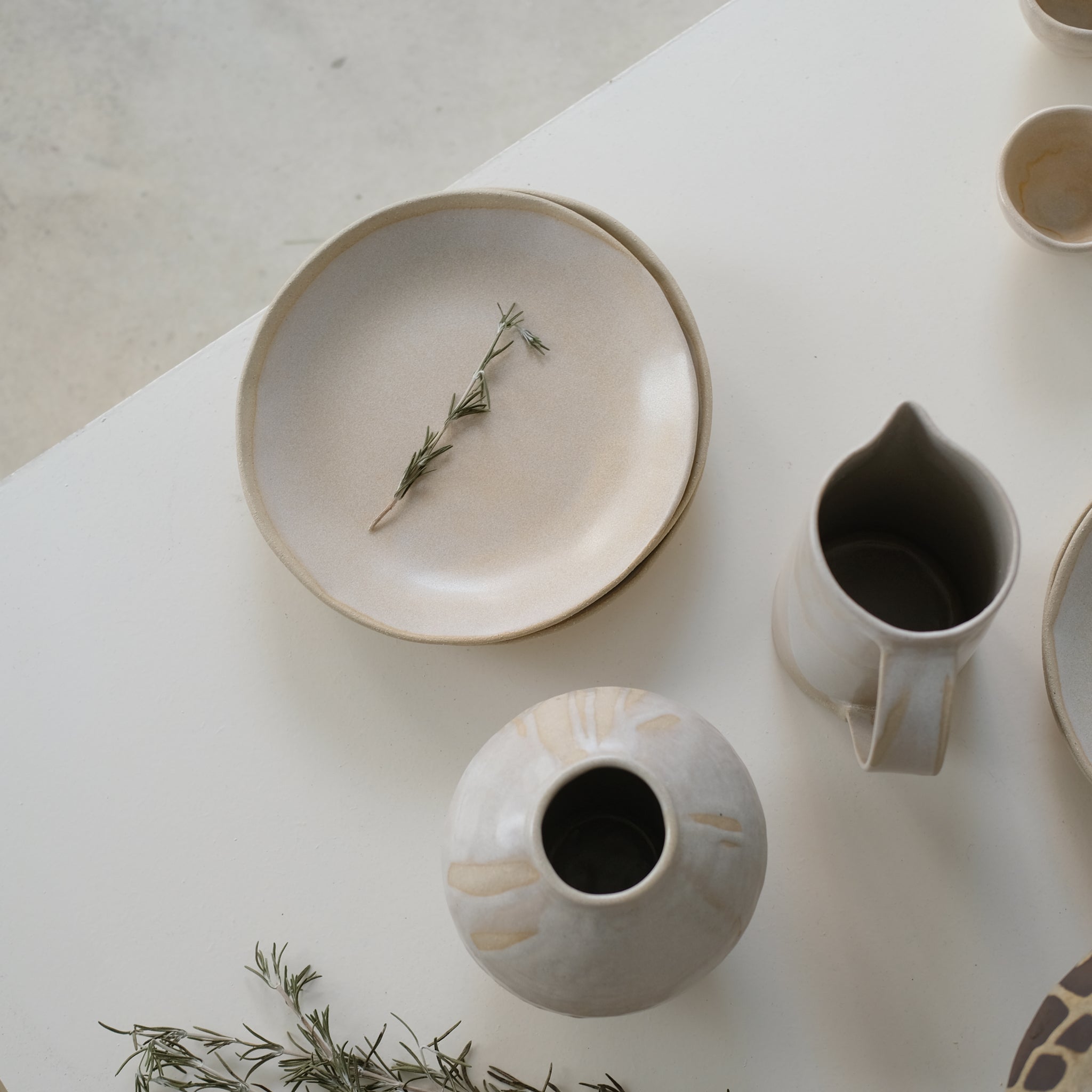 Assiette creuse beige rose par la céramiste Hélène Maury chez Brutal Ceramics