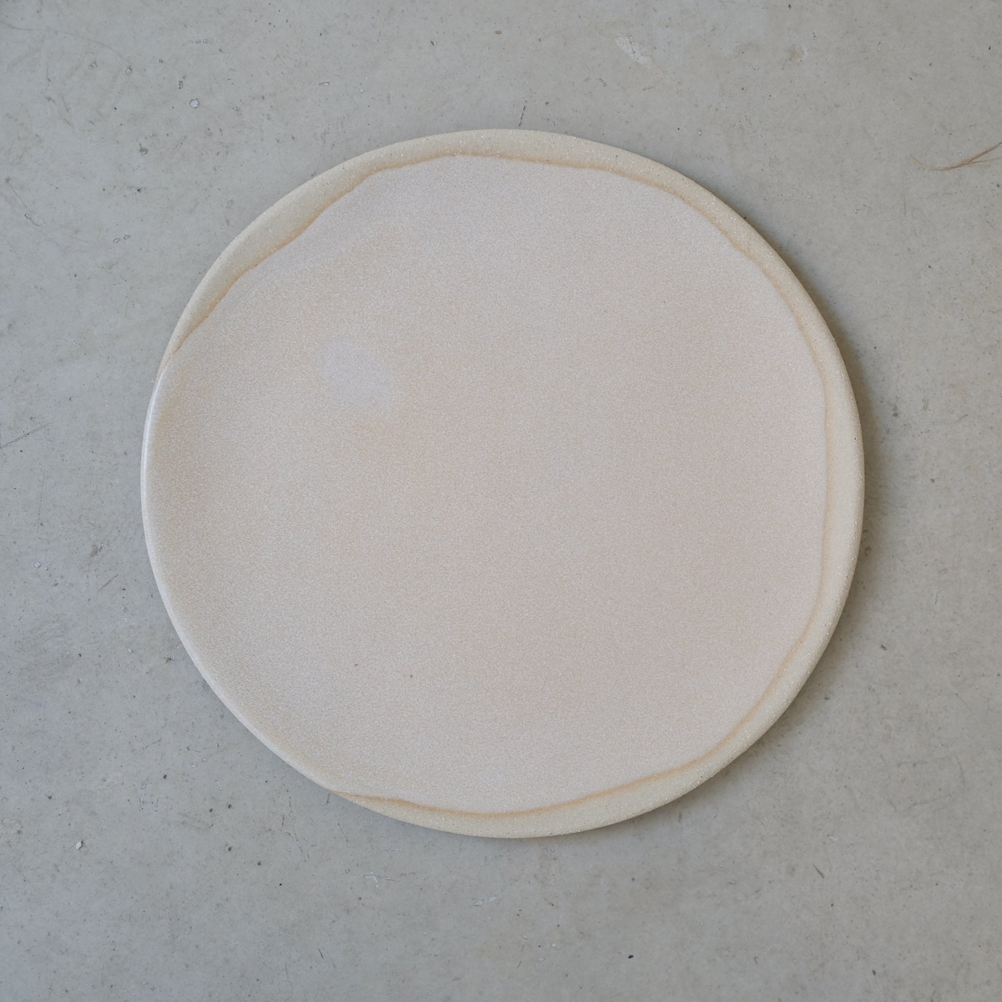 Assiette en grès rose par la céramiste Hélène Maury chez Brutal Ceramics