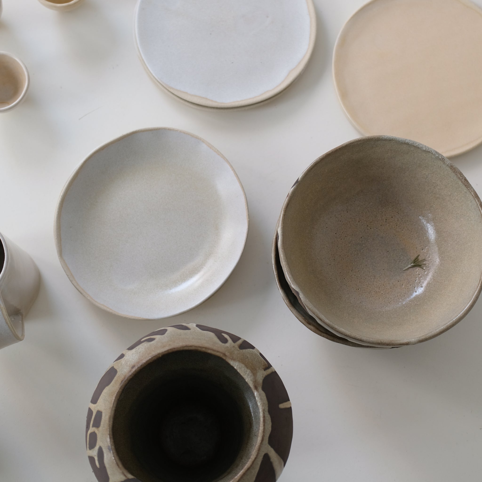 Assiette creuse blanc crème par la céramiste Hélène Maury chez Brutal Ceramics