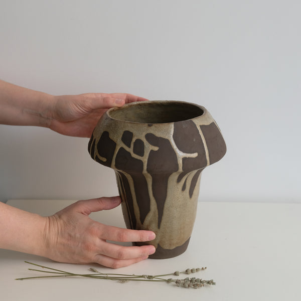 Vase en grès brun par la céramiste Hélène Maury chez Brutal Ceramics