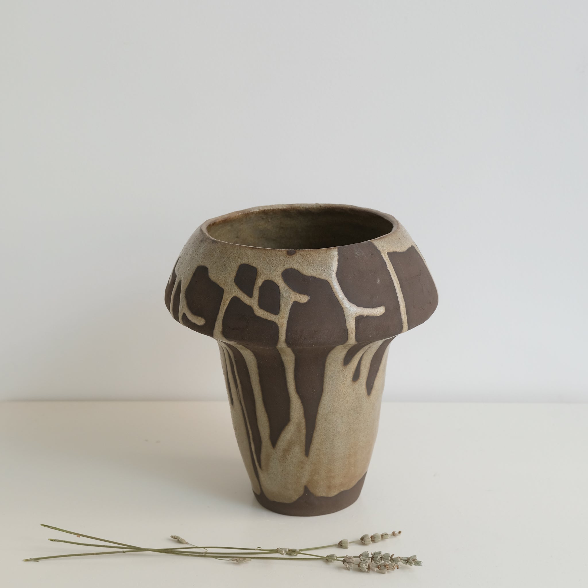 Vase en grès brun par la céramiste Hélène Maury chez Brutal Ceramics