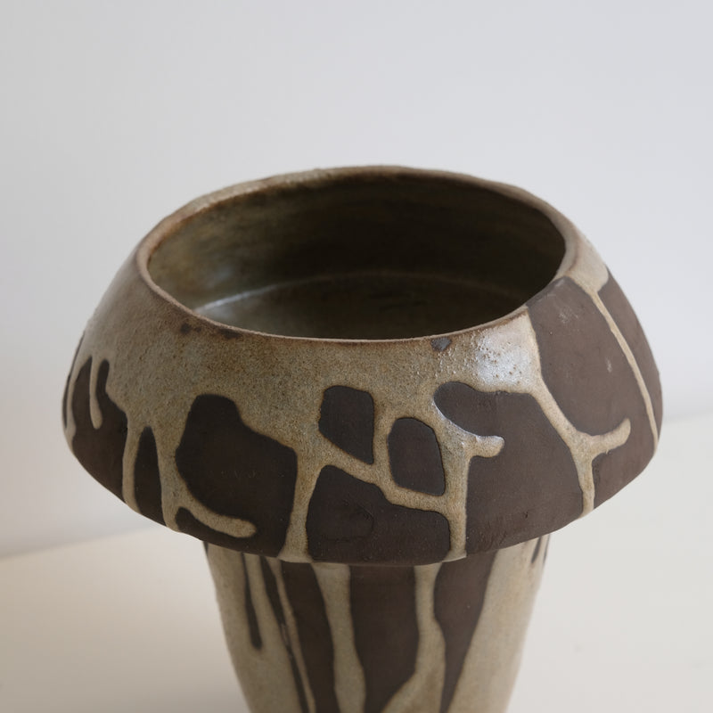 Vase en grès brun par la céramiste Hélène Maury chez Brutal Ceramics
