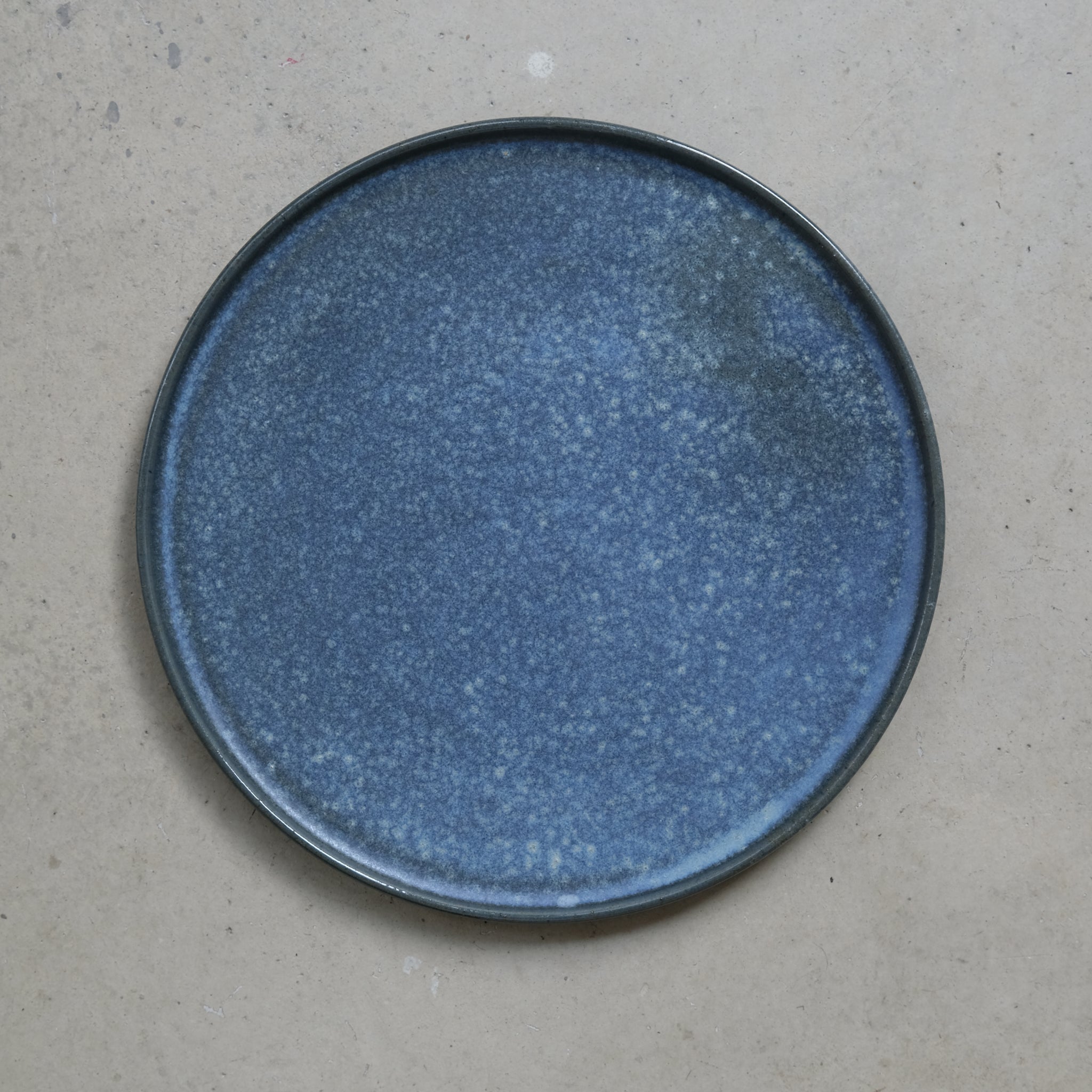 Assiette en grès gris D 25cm - Bleu nuit de Hoji Ceramics chez Brutal Ceramics