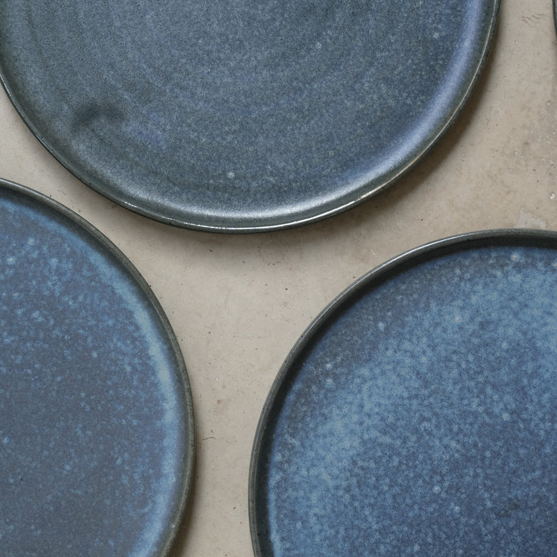 Assiette en grès gris D 25cm - Bleu nuit de Hoji Ceramics chez Brutal Ceramics