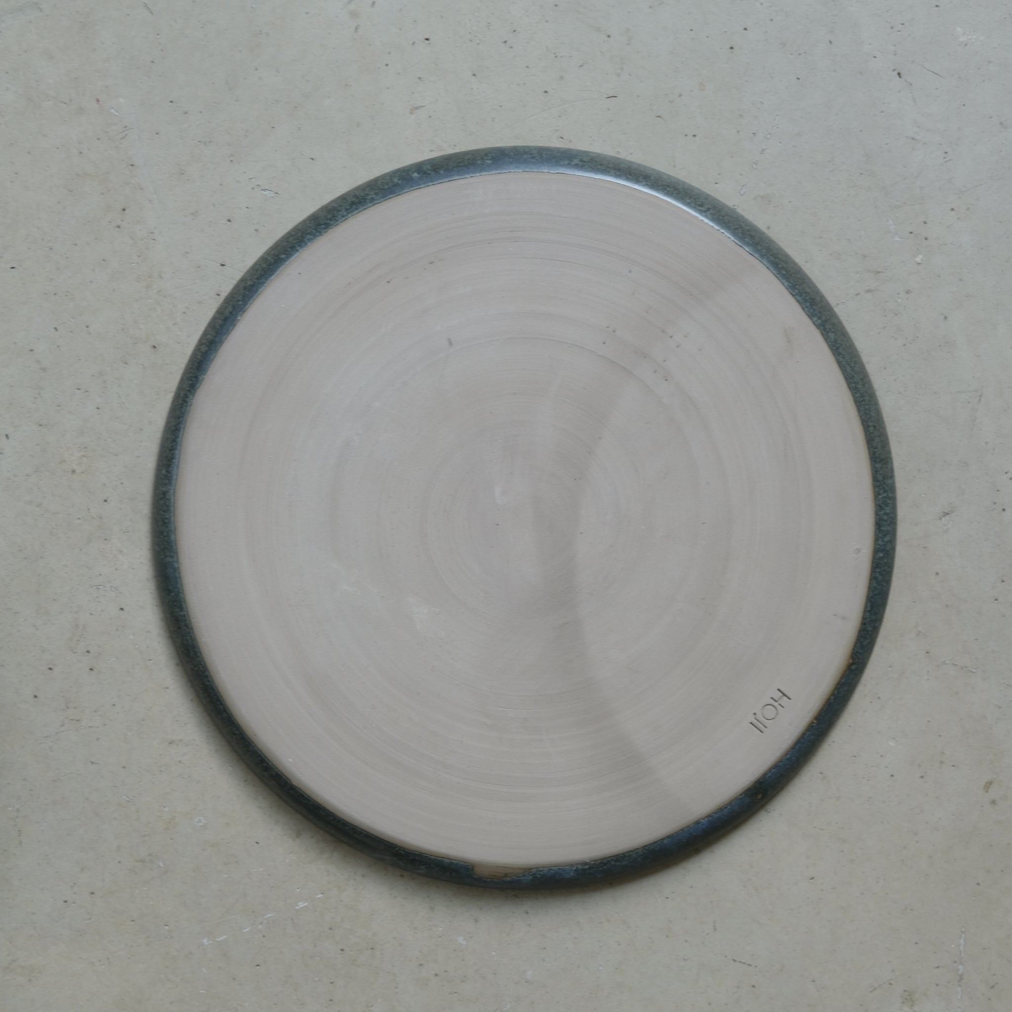 Assiette en grès gris D 25cm - Bleu nuit de Hoji Ceramics chez Brutal Ceramics