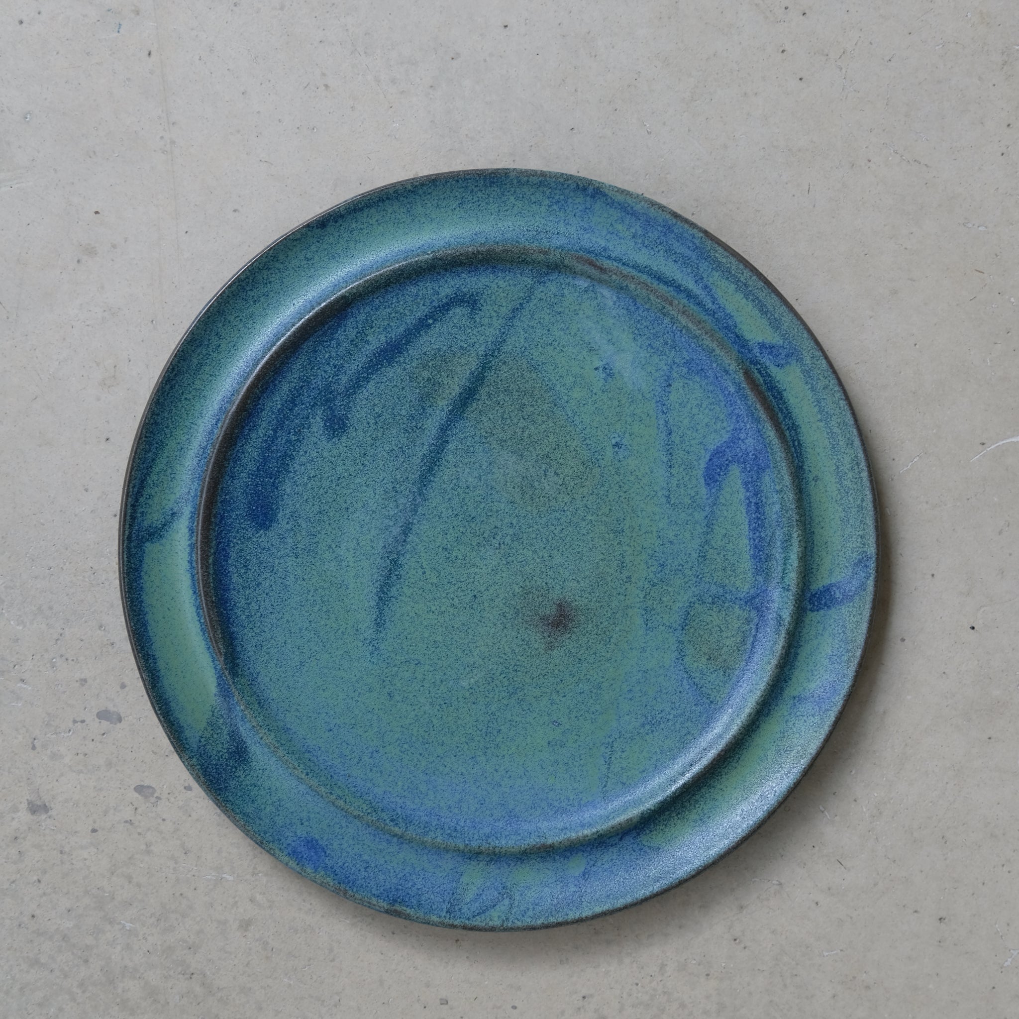 Assiette avec marli vert D 25cm - Hoji Ceramics chez Brutal Ceramics