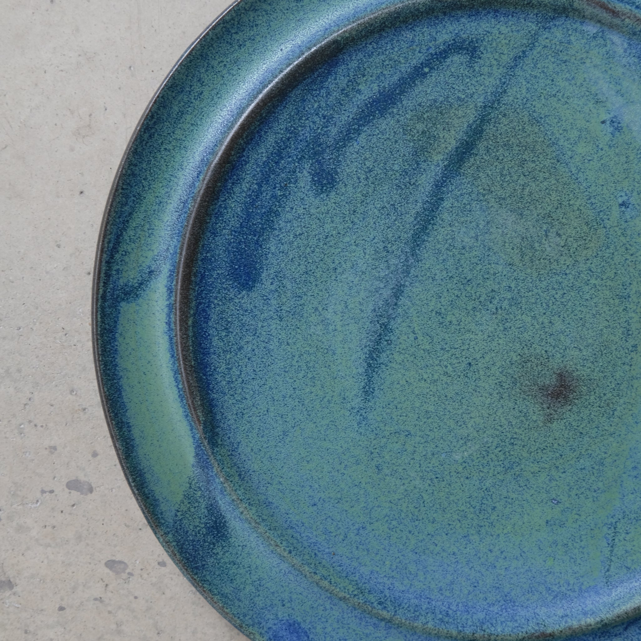 Assiette avec marli vert D 25cm - Hoji Ceramics chez Brutal Ceramics