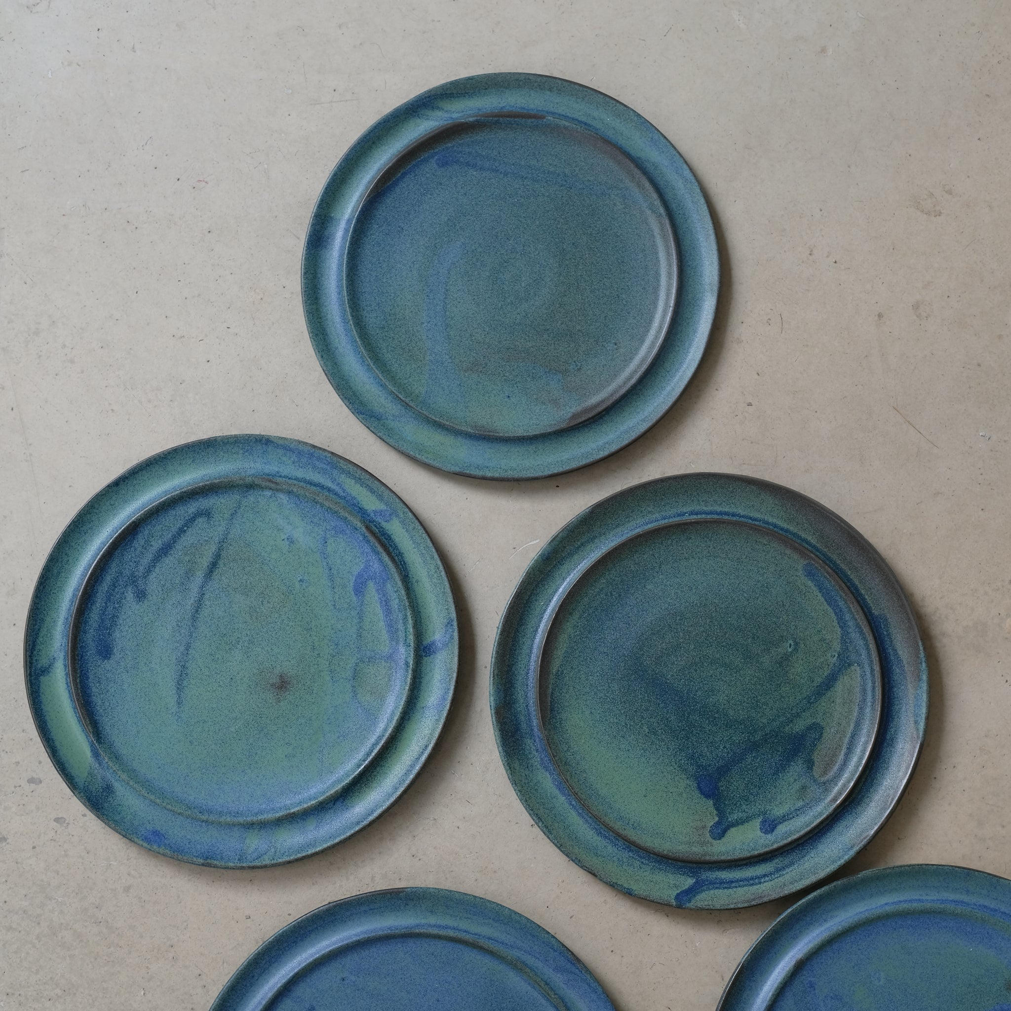 Assiette avec marli vert D 25cm - Hoji Ceramics chez Brutal Ceramics