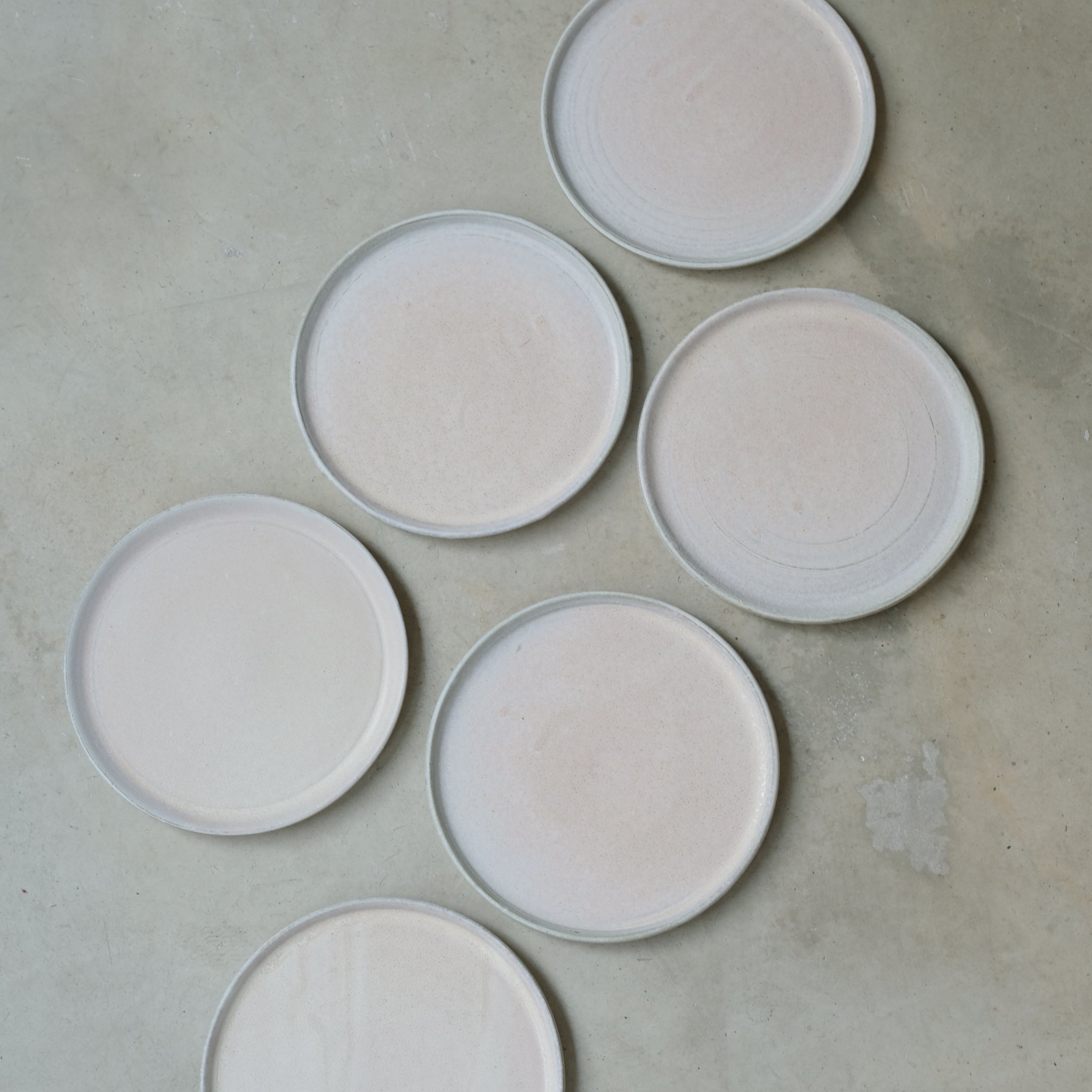 Assiette rose mat D 18cm - de Hoji Ceramics chez Brutal Ceramics