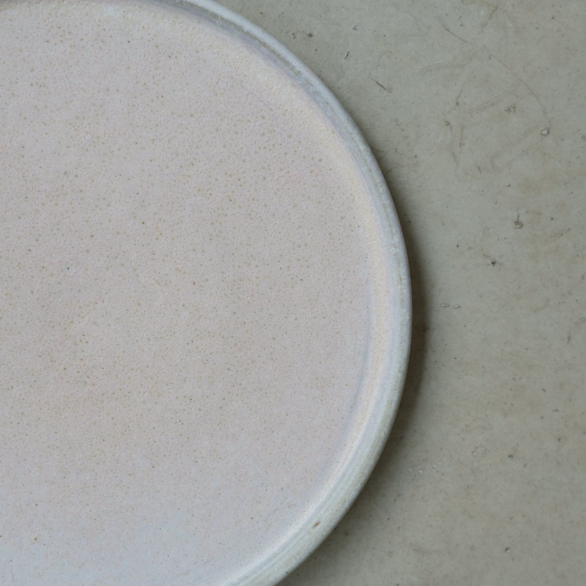 Assiette rose mat D 18cm - de Hoji Ceramics chez Brutal Ceramics