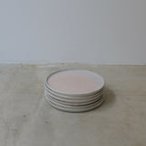 Assiette rose mat D 18cm - de Hoji Ceramics chez Brutal Ceramics