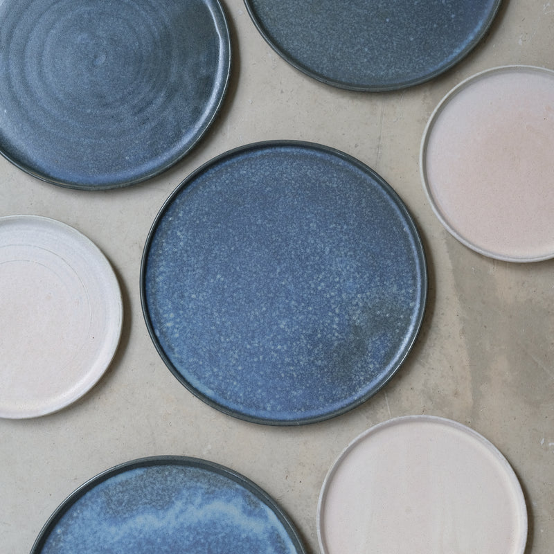 Assiette en grès gris D 25cm - Bleu nuit de Hoji Ceramics chez Brutal Ceramics