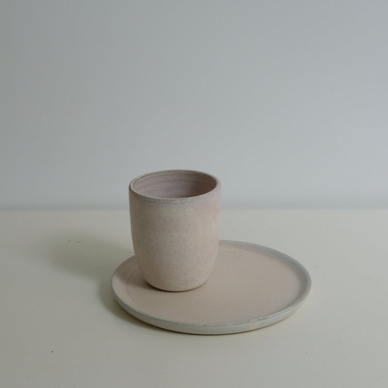 Assiette rose mat D 18cm - de Hoji Ceramics chez Brutal Ceramics