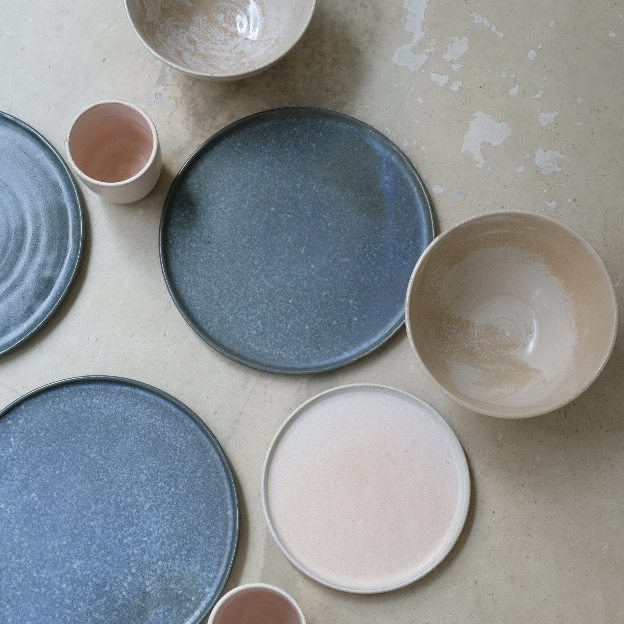 Assiette rose mat D 18cm - de Hoji Ceramics chez Brutal Ceramics