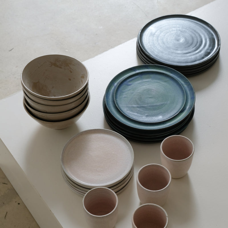 Assiette avec marli vert D 25cm - Hoji Ceramics chez Brutal Ceramics
