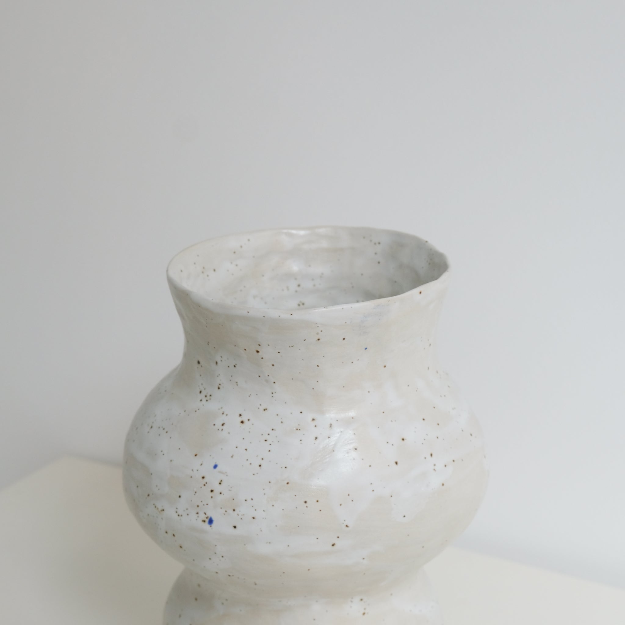 Vase en grès blanc H23cm blanc satiné par Lucile Boudier chez Brutal Ceramics