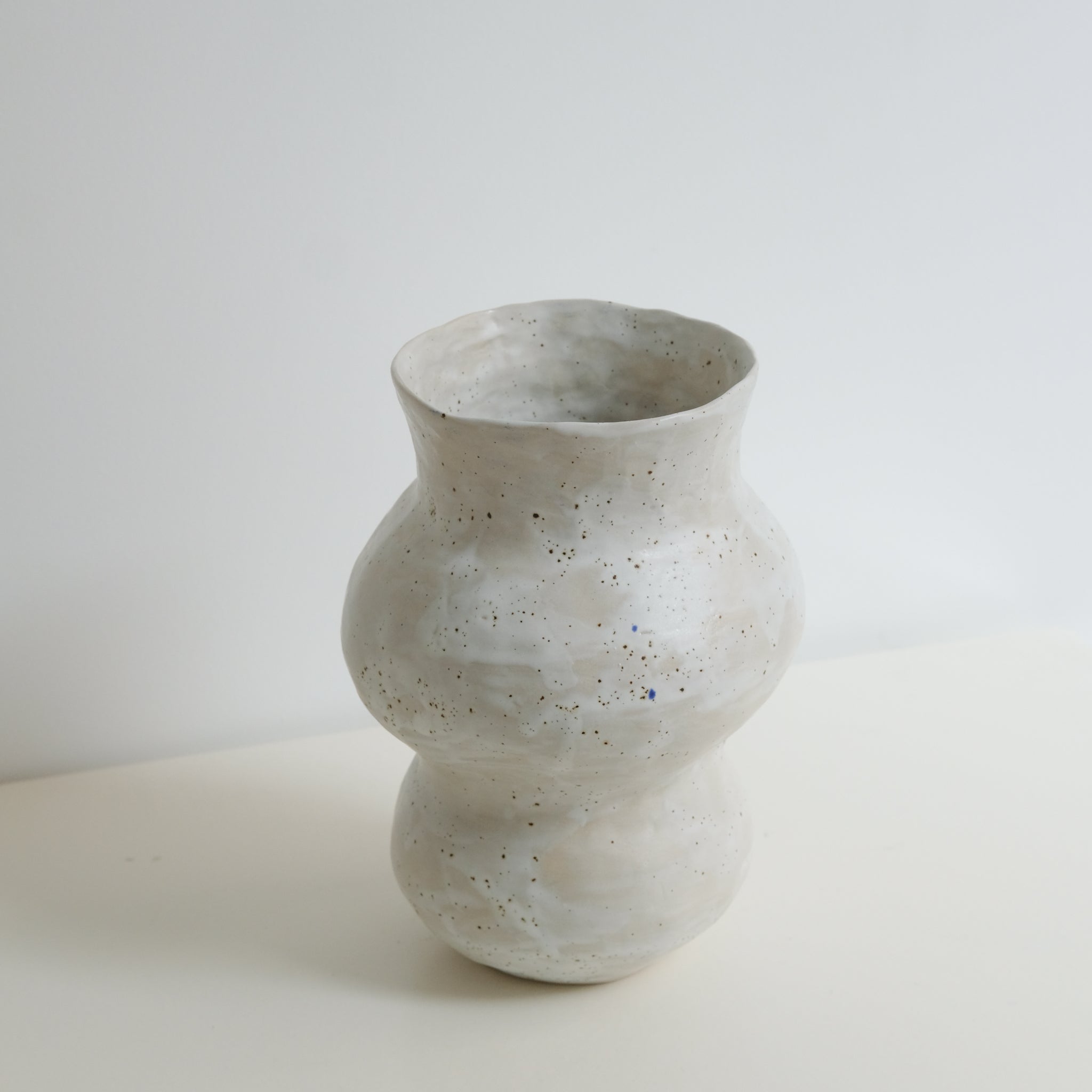 Vase en grès blanc H23cm blanc satiné par Lucile Boudier chez Brutal Ceramics
