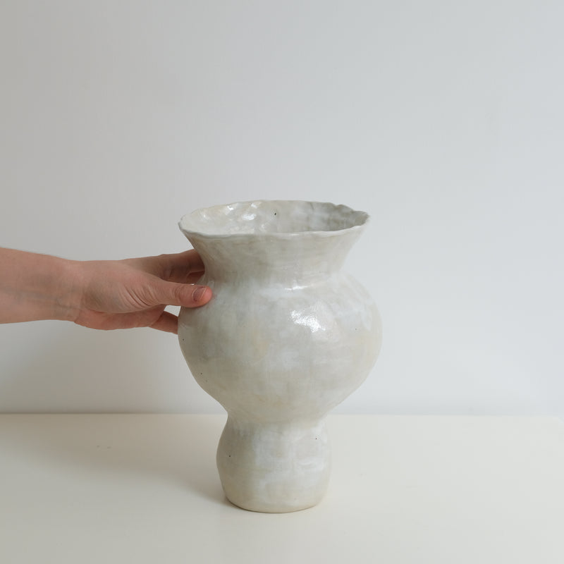Vase en grès blanc H23cm perle brillant par Lucile Boudier chez Brutal Ceramics