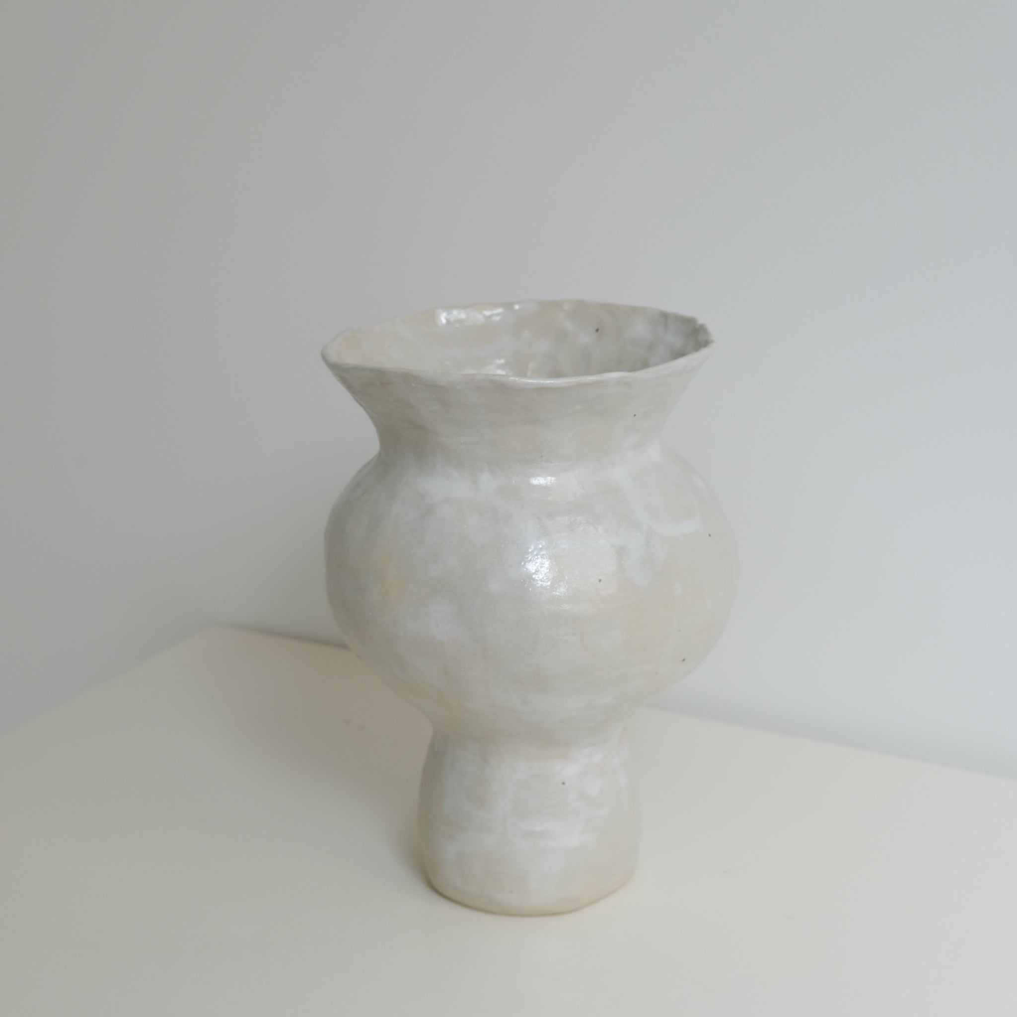 Vase en grès blanc H23cm perle brillant par Lucile Boudier chez Brutal Ceramics