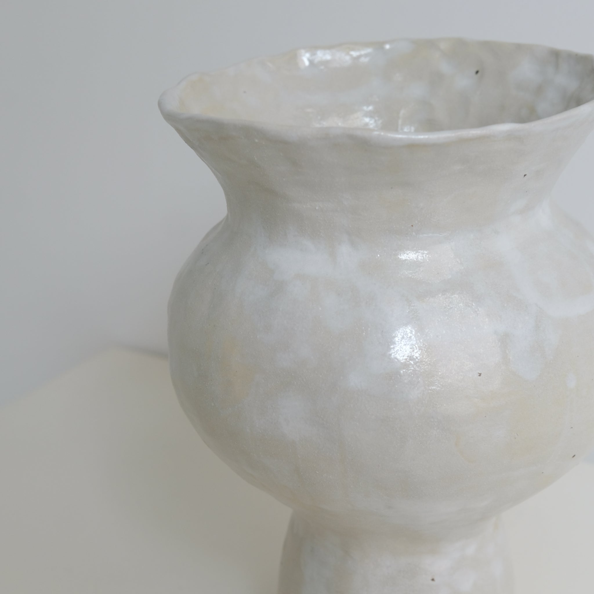 Vase en grès blanc H23cm perle brillant par Lucile Boudier chez Brutal Ceramics