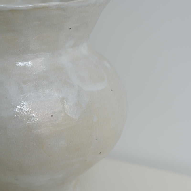 Vase en grès blanc H23cm perle brillant par Lucile Boudier chez Brutal Ceramics