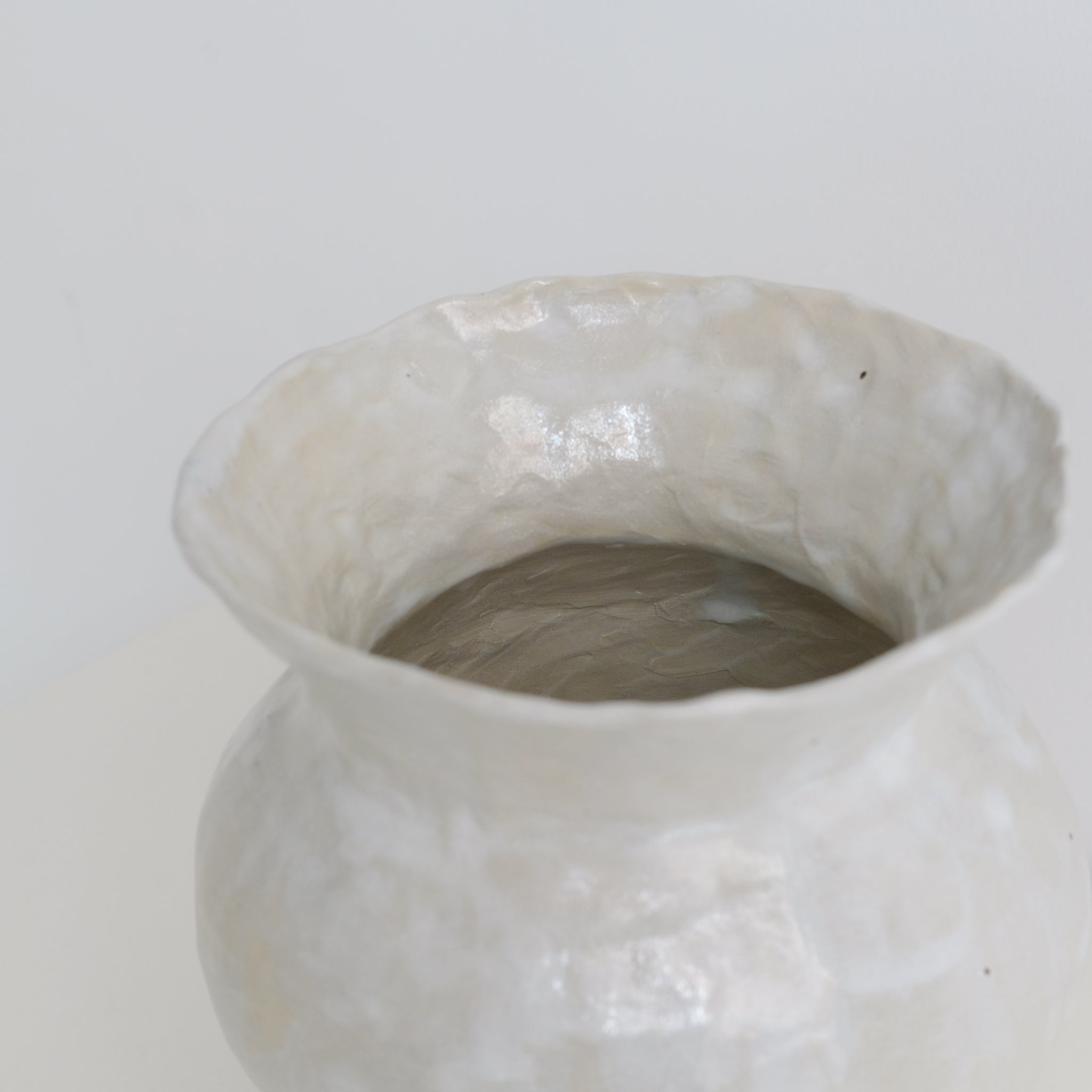 Vase en grès blanc H23cm perle brillant par Lucile Boudier chez Brutal Ceramics